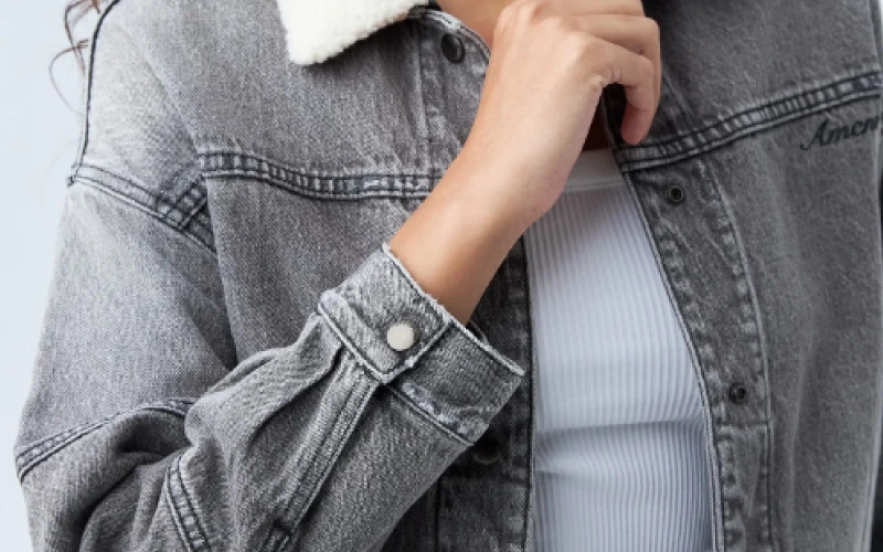 Broche cazuela en chaqueta jean