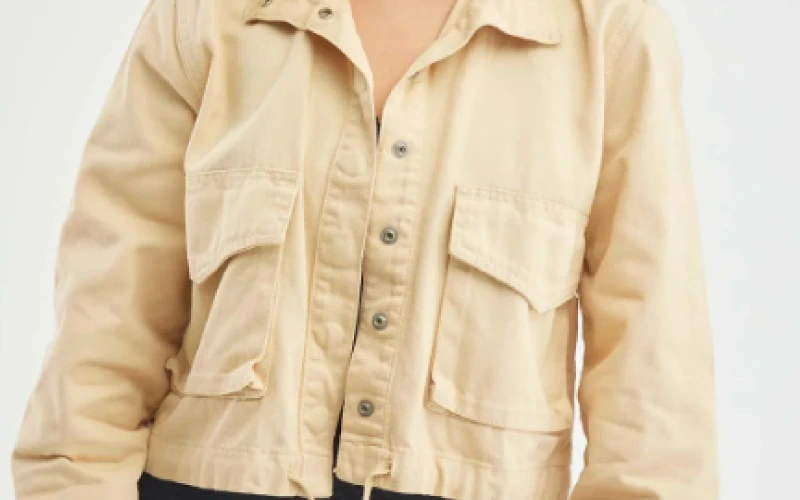 Broche cazuela en camisa de mujer