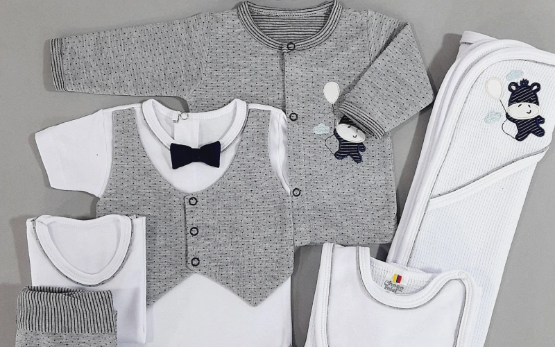 Broche doble corona puesto en ropa de bebé