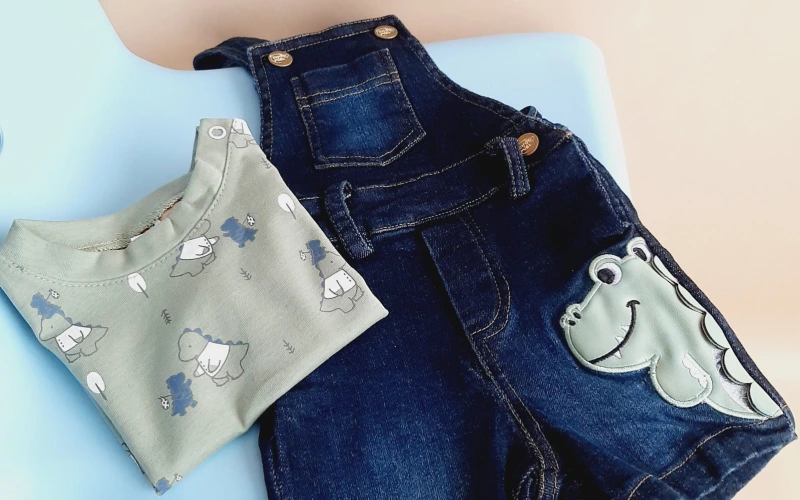 Broches usados en ropa infantil